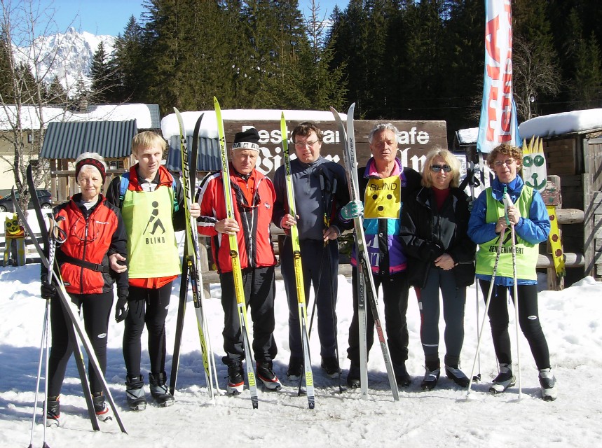 Farbfoto: Sieben Langläufer vor dem Start