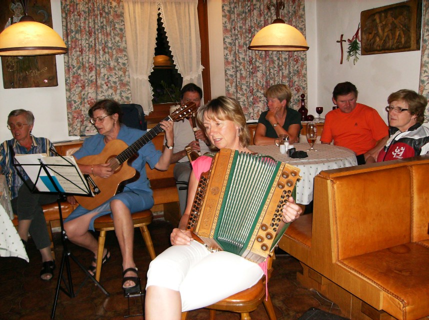 Musikabend der Gruppe mit Gitarre, Flöte und Akkordeon