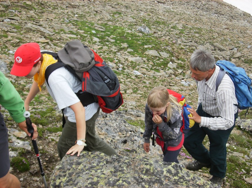 Groß und Klein, Sehende und Blinde erklimmen den Berg; Sara (8 Jahre) mit Stefan, blind