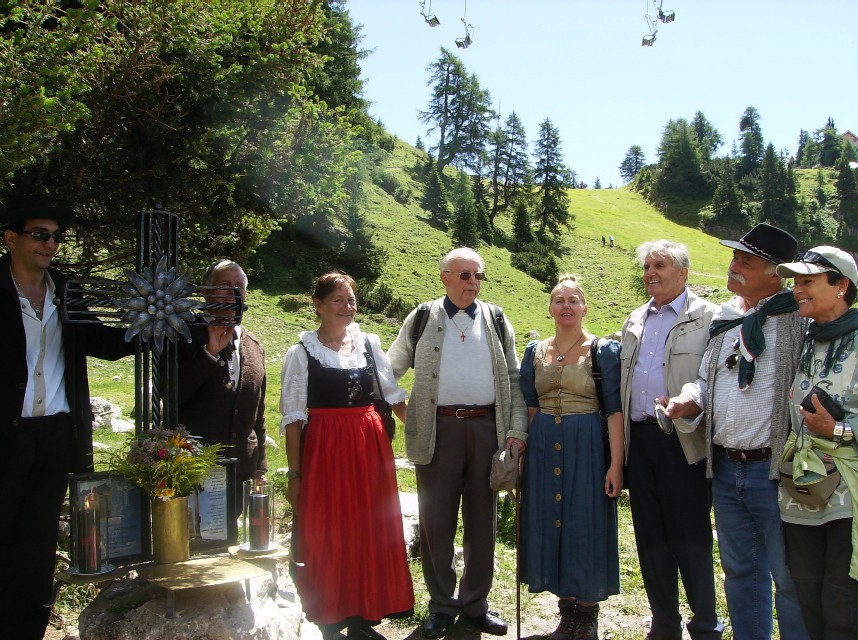 Die Familie mit P. Gregotsch: Frederic DeHaan (Neffe), Anton Lutz (Bruder), Margarete DeHaan (Schwester), P. Gregotsch, Veronique DeHaan (Nichte), mit ihrem Vater, Eugen Lutz (Bruder) mit Gattin Doris.