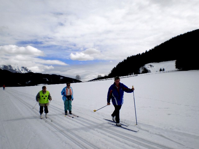 Ein anderes Langlaufpaar in der Spur