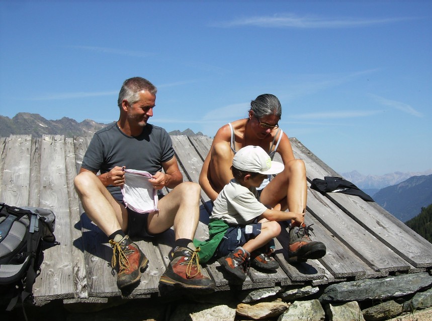 Franz, ? und Ursula auf dem Dach einer Almhütte