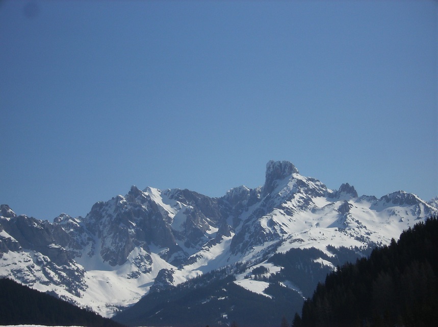 Blick auf die verschneiten Berggipfel