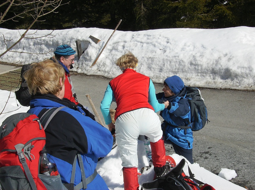 Beim Schneeschuhgehen über eine steile, weil schneereiche Böschung