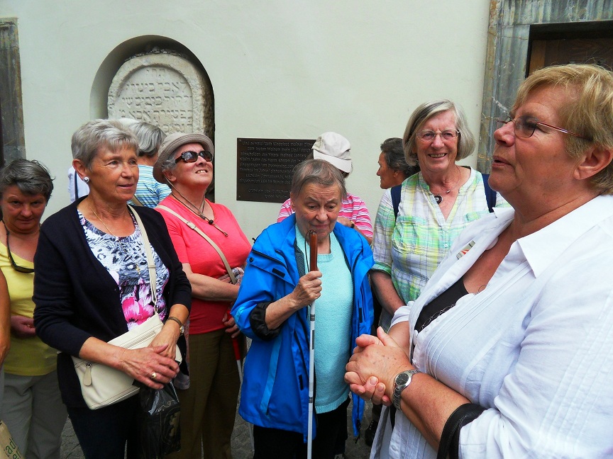 Bei der Stadtführung wurde auch der historische Burghof besucht.