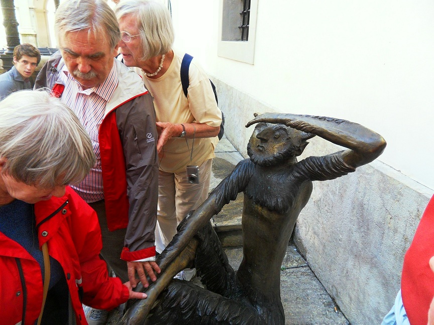 Handarbeit - Entdecken von Figuren bei der Stadtführung