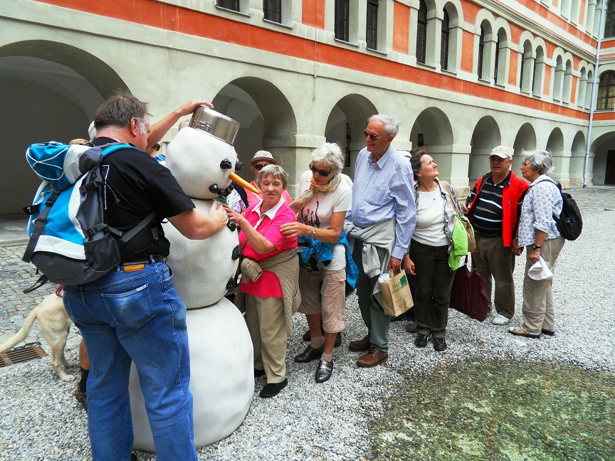 Im Hof des Grazer Priesterseminars steht ein Ganzjahres-Schneemann - als modernes Symbol für Vergänglichkeit