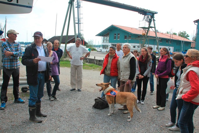 Die Teilnehmer vom Blindensegeln auf dem Chiemsee vor dem Start