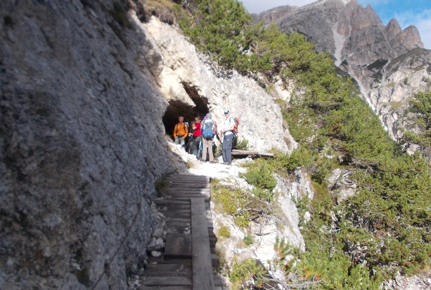 Toblach-Gruppe wandert über seilbefestigten Brettersteg zum Tunneleingang