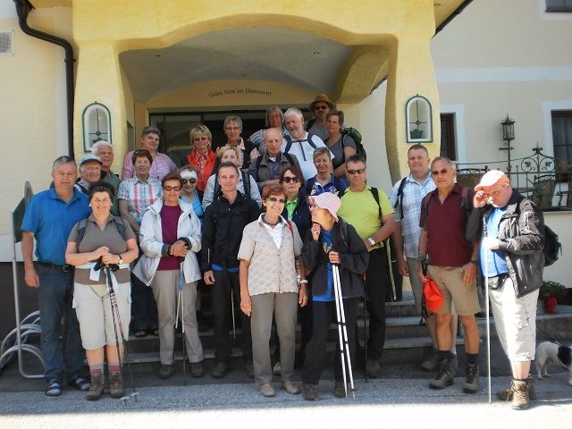 Gruppenfoto vorm Hüttenwirt