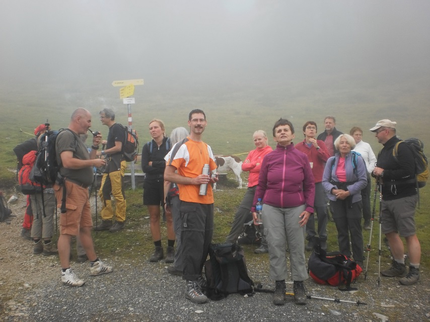 Gruppe beim Rasten im Nebel unterhalb des Lackenkogels, 19.08.2014