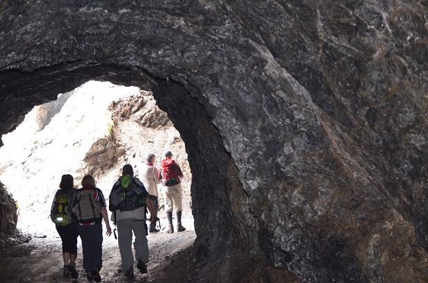 Die Gruppe wandert durch einen Tunnel