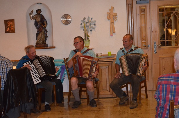 Die Musik spielt am Abend im Gasthof Post auf (3 Akkordeon-Spieler)