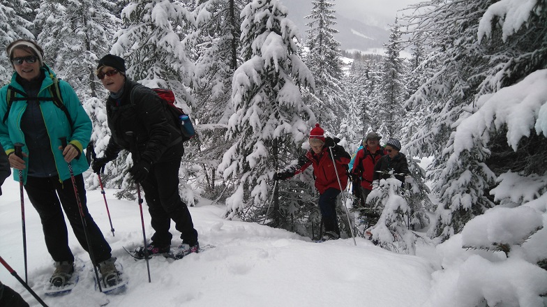 Teil der Gruppe beim Wandern mit Schneeschuhen