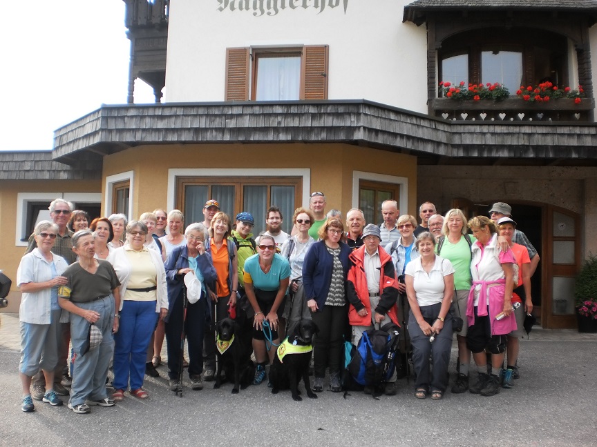 Gruppe vor dem Nagglerhof