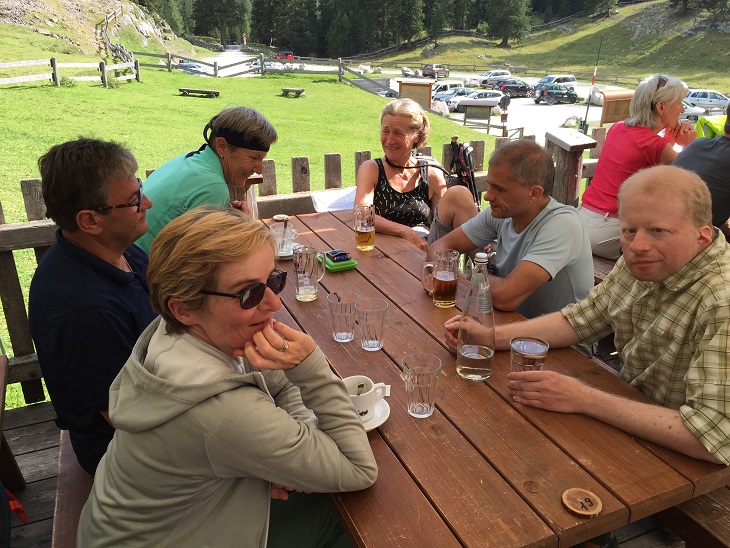 3. Gruppenteil rastet auf der Malga "Ra Stua" (1695 Meter)