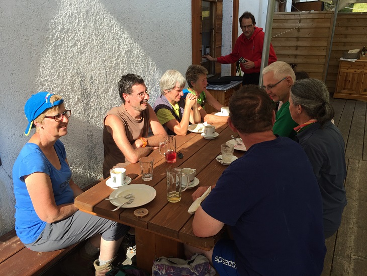 2. Gruppenteil rastet auf der Malga "Ra Stua" (1695 Meter)