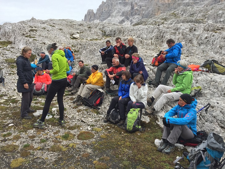 Gruppe bei unserem Gottesdienst beim Eissee bei der "Hohen Leist"