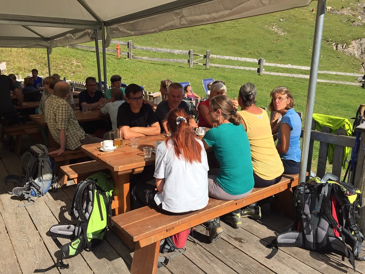 1. Gruppenteil rastet auf der Malga "Ra Stua" (1695 Meter)