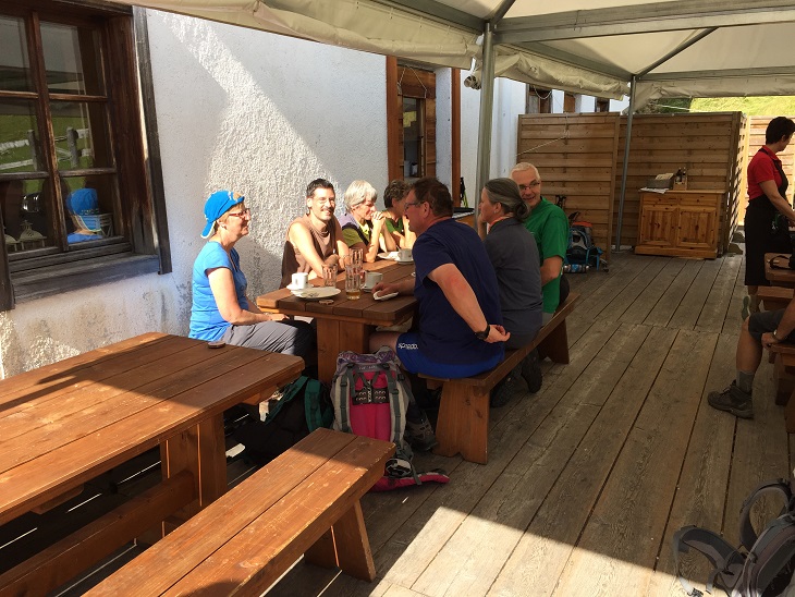 2. Gruppenteil rastet auf der Malga "Ra Stua" (1695 Meter)