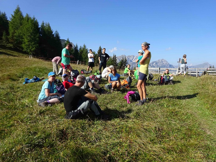 Almwiesen-Rast auf dem Weg zum Lungkofel