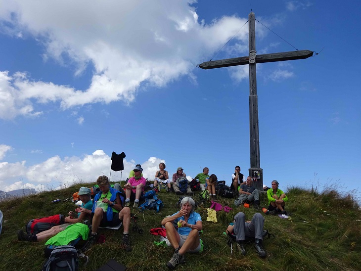 Rast am Gipfelkreuz des Lungkofel