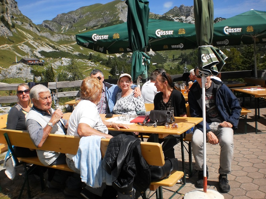 Auf der Berghütte vor der Gedenkfeier