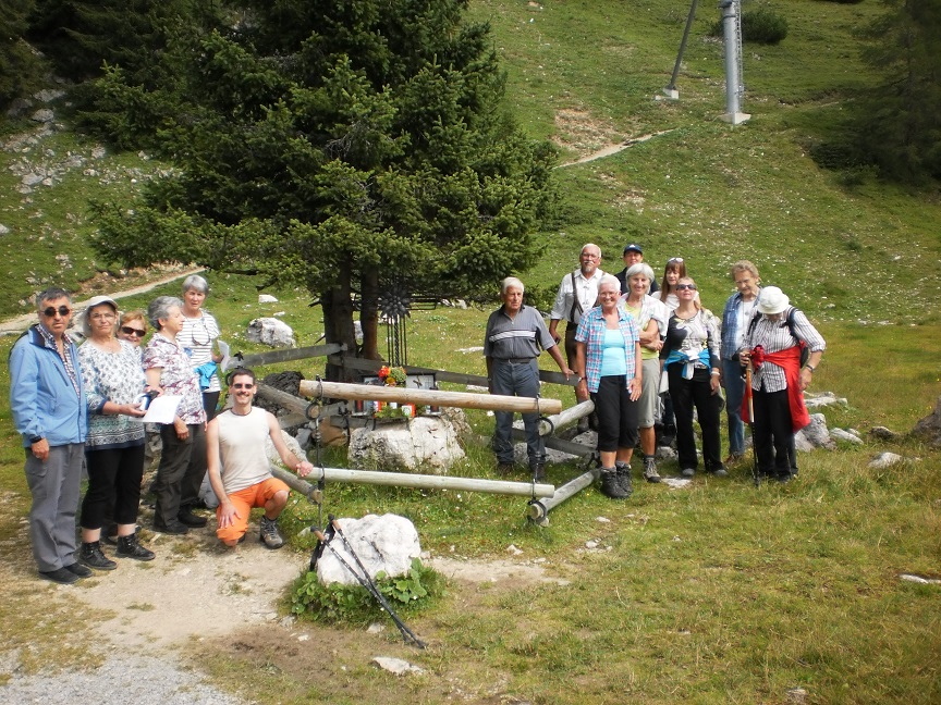 Gruppenfoto mit Gedenkkreuz