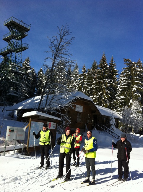 Sonnenpause vor dem Moldaublick-Turm im Böhmerwald