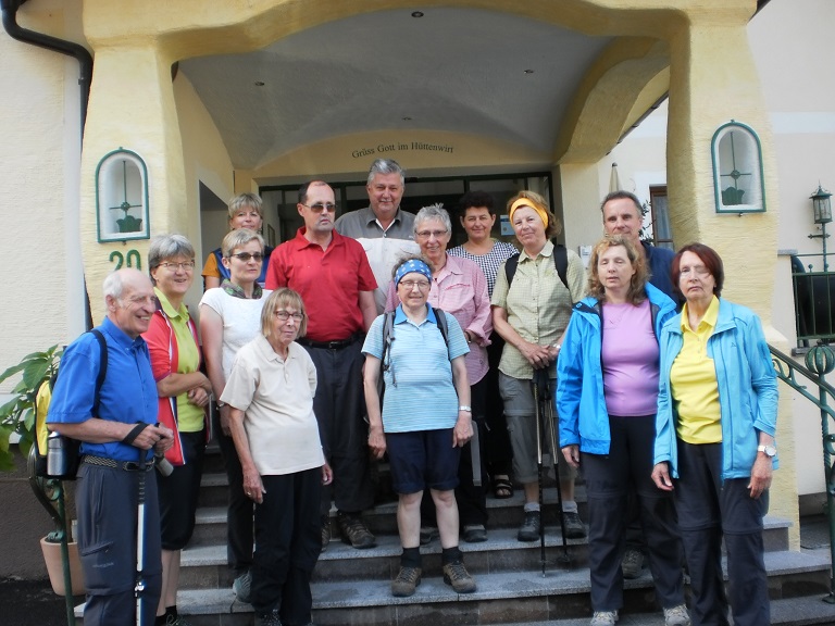 Gruppenbild vor dem Hüttenwirt