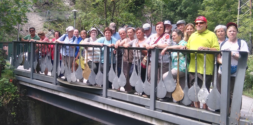 Ausblick von der künstlerisch gestalteten Brücke am Beginn der "Eisenstraße" in Ybbsitz