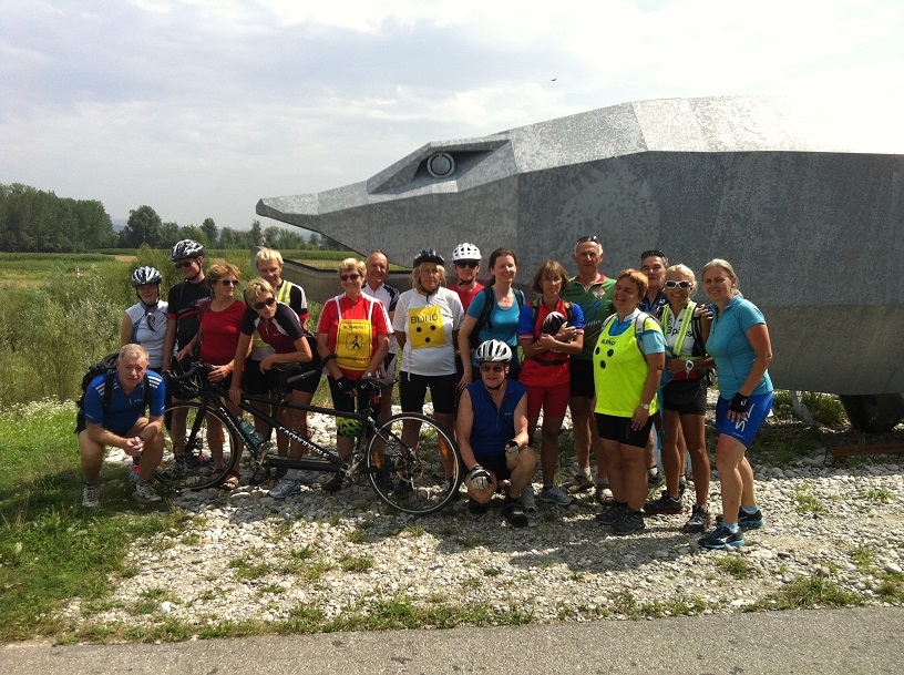 Riesenhecht mit Tandem-Radlergruppe beim Fischlehrpfad in Au an der Donau