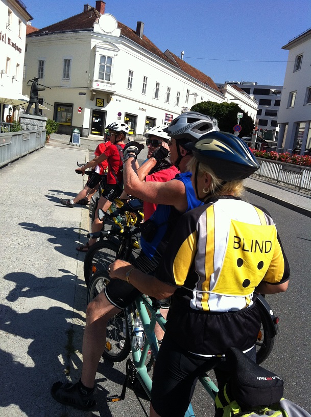 Steyr: Reinhard erklärt der Radlergruppe die Flüsse Steyr und Enns auf der Brücke