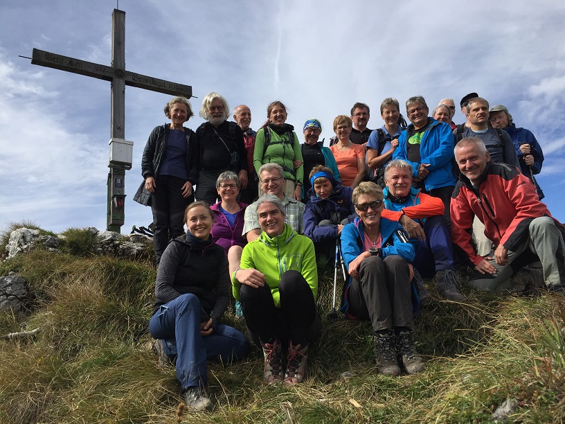 Gruppe vor Gipfelkreuz