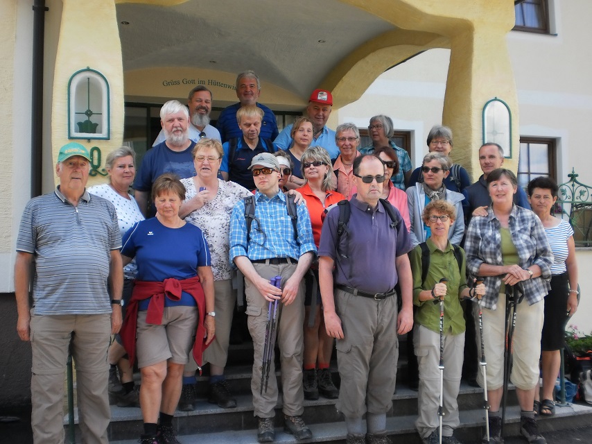 Gruppenbild vor dem Gasthof Hüttschlag