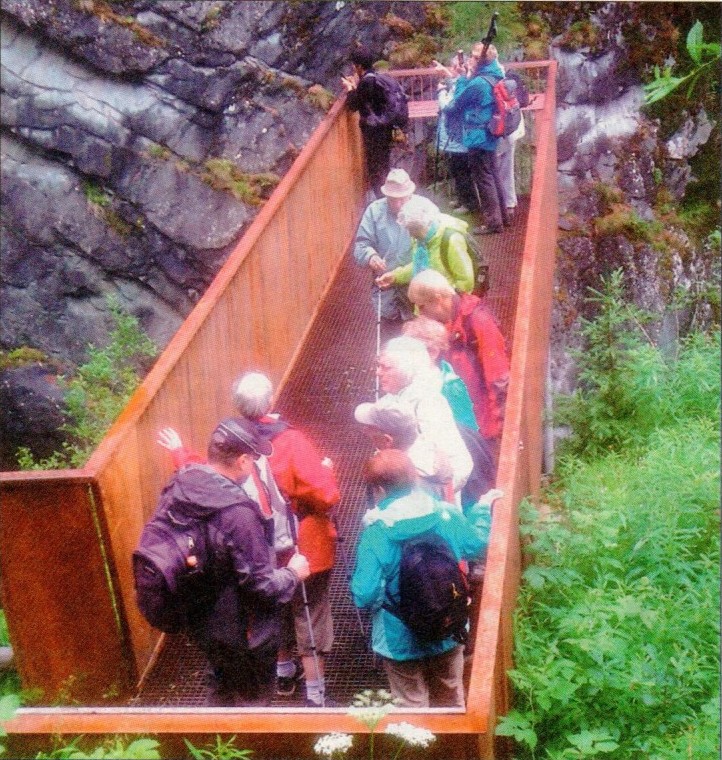 Hören, fühlen, tasten - der Wasserschaupfad entlang der Umbalfälle wurde mit fast allen Sinnen begangen.