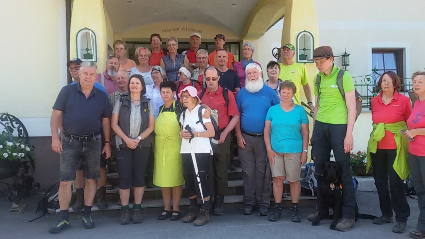 Gruppenbild vorm Eingang des Hüttenwirts