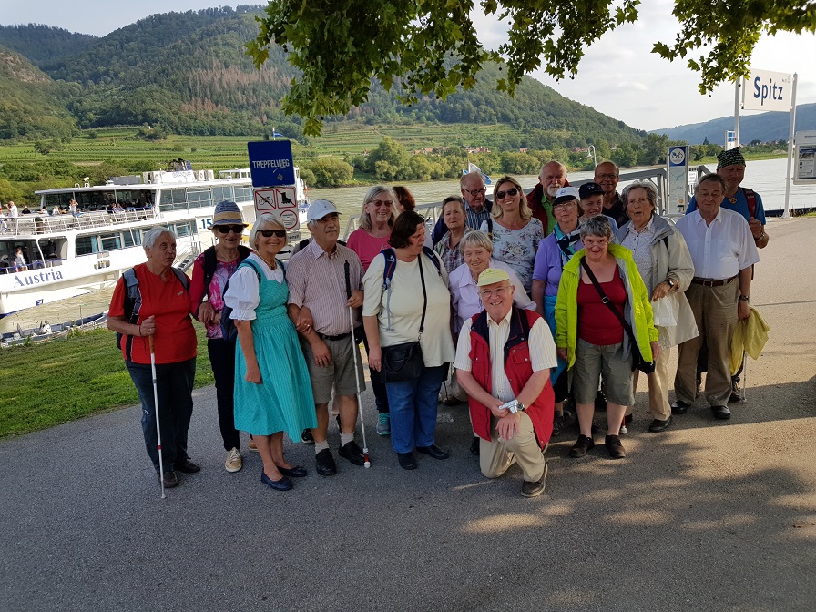 Gruppenbild-Spitz: Gerade sind wir nach einer Fahrt durch die Wachau dem Donaudampfschiff entstiegen