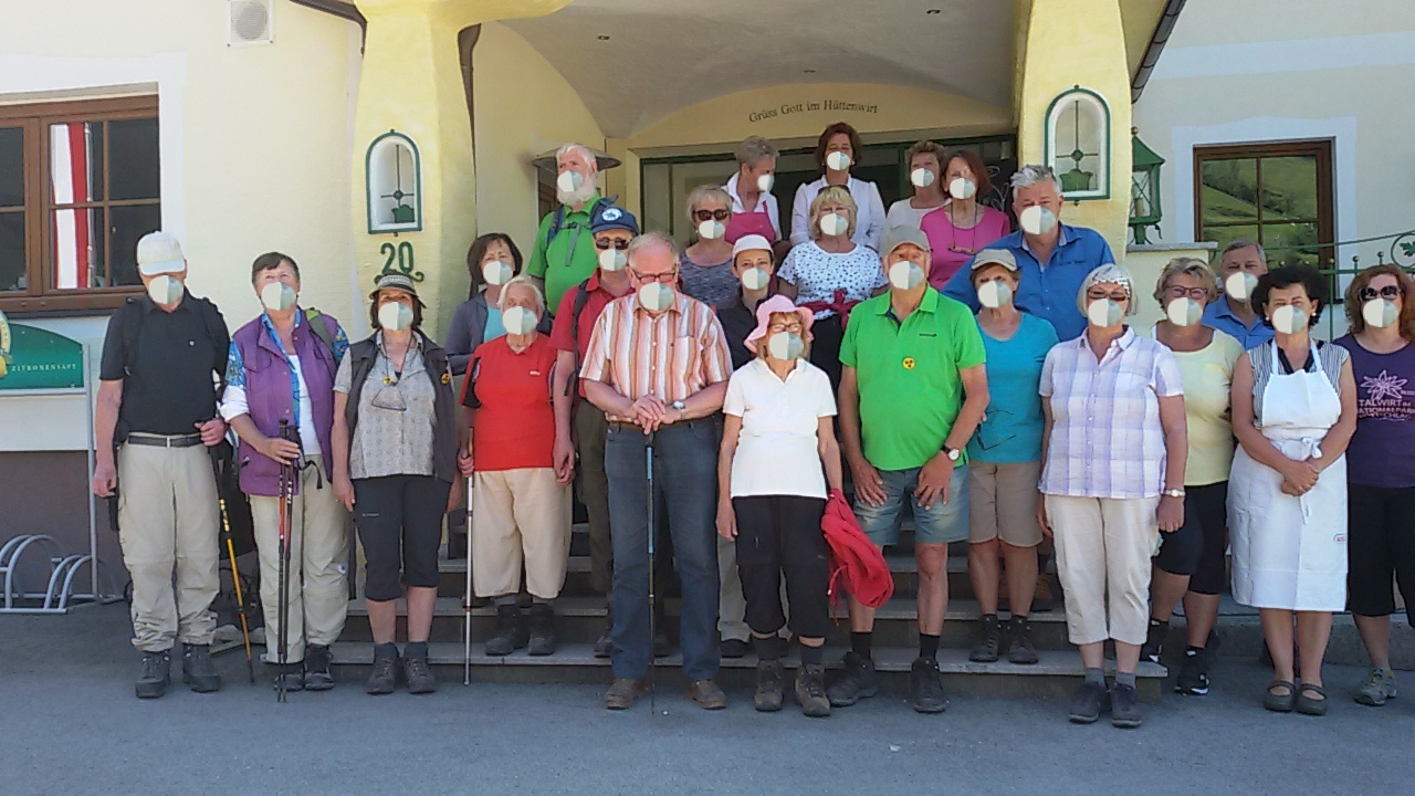 Gruppenbild vorm Hüttenwirt am Morgen des 15.06.2021