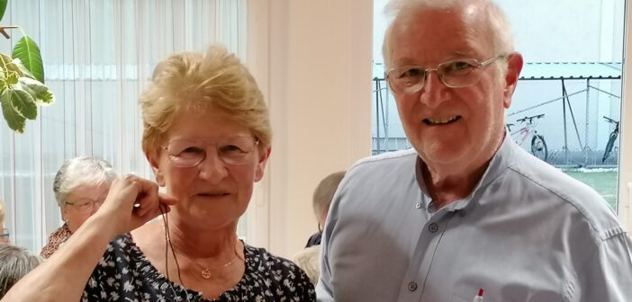 Heinz Kellner (rechts) überreicht Elisabeth Schmid (links) das Bergkreuzl (Foto: privat)