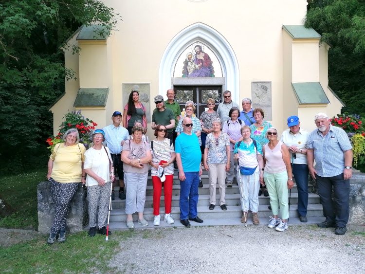 Die Gruppe bei der Rast vor der Kapelle im Kurpark Warmbad Villach