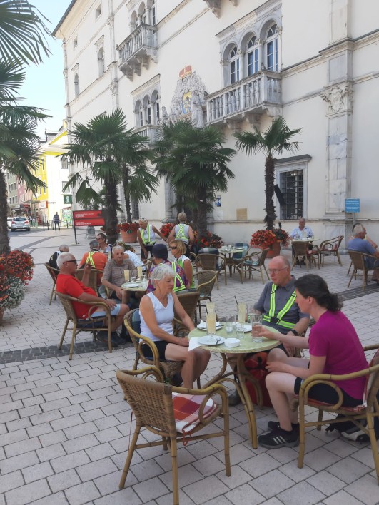 Hochformat-Foto vom 19.07.2021 Gruppe bei Kaffee und Erfrischung