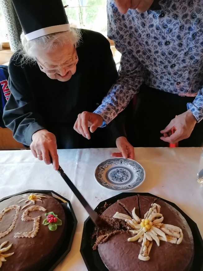 Schwester Bertholda beim Anschneiden der Jubiläums-Torte