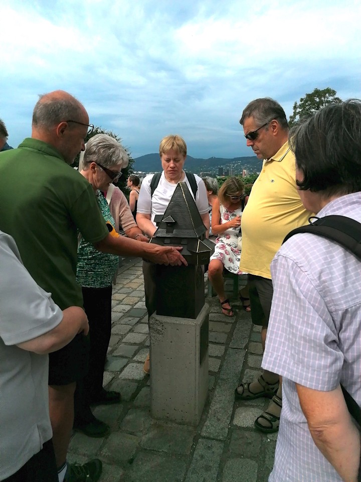 Den bekannten Grazer Uhrturm gibt es nicht nur in "Lebensgröße", sondern auch als Tastmodell.