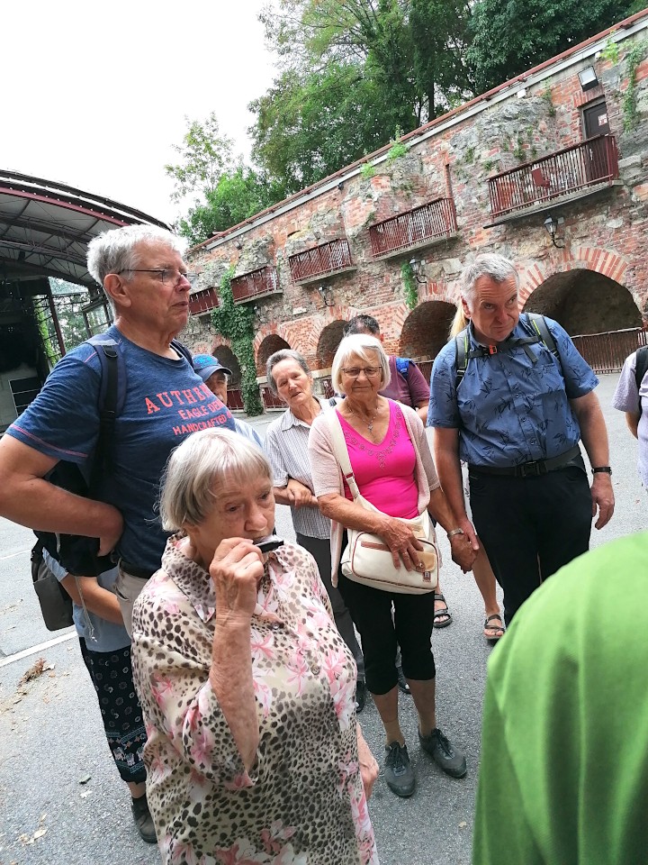 In den mittelalterlichen Kasematten überraschte uns Traudl Möhner mit einem feinen Mundharmonika-Konzert.