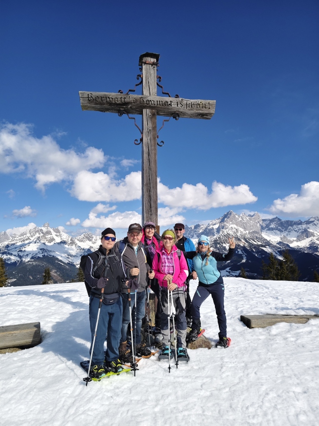 Schneeschuh-Gruppe am Gipfel des Ro&szlig;brand - Kreuz-Inschrift: "Herrgott! d Hoamat is sch&ouml;n!"