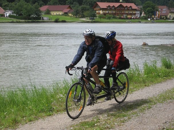 Entlang der Donau mit dem Tandem unterwegs, zu zweit ist man viel schneller als allein.